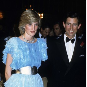 Od Bruce Oldfielda pochází i tato nebesky modrá róba s výrazným stříbrným páskem, již Diana oblékla v roce 1983.