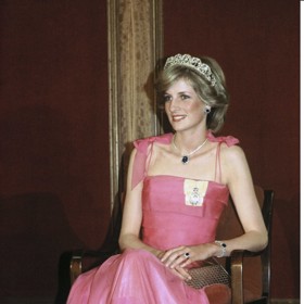 Stejný návrhář připravil pro Dianu také růžové šaty na státní banket v australském Brisbane roku 1983.