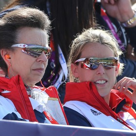 Princezna Anne (vlevo) a její dnes už téměř ikonické sluneční brýle Adidas, které jí z OH v Londýně 2012 donesla dcera Zara  (vpravo). Ta zde ještě pod dívčím jménem Phillips reprezentovala Velkou Británii v parkuru.