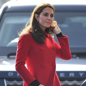 Modely z dílny Caroliny Herrery (jako například tyto červené kabátové šaty) si oblíbila i britská princezna Kate Middleton, která se rozhodně obléká adekvátně svému věku a má i svůj styl, jak návrhářka doporučuje. Občas ale nosí džíny a také ty dlouhé vlasy...