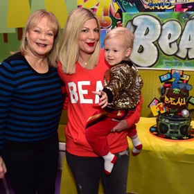 Tori má s financemi problémy dlouhodobě, po rozvodu s Deanem ale její potíže vygradovaly natolik, že musela žít s dětmi v karavanu. Ačkoliv pochází ze zámožné rodiny producenta Aarona Spellinga, maminka Candy (vlevo) odmítá dceru živit a dlouhá léta spolu nemluvily. Dohromady se pomalu dávají až nyní.