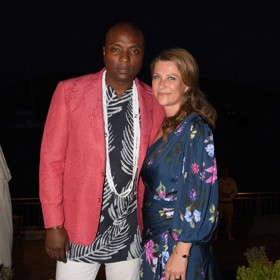 Princezna Märtha Louise, která rovněž tíhne k alternativnímu přístupu k životu, je s ním ale šťastná.