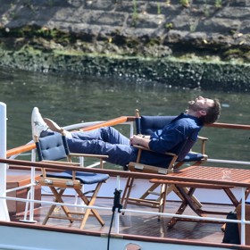 První signál už na líbánkách? Ben Affleck a Jennifer Lopez vyrazili po předloňské svatbě do Paříže. I když většinu času protokali, přeci jen bylo znát, že jsou každý z jiného těsta. Zpěvačka prožívala dovolenou víc než aktivně, na Benovi bylo vidět, že by rád zvolnil. Možná i proto ho takto zmohla plavba po Sieně. Zlé jazyky navíc tvrdily, že to přehnal s alkoholem, pro který má slabost a krachlo mu kvůli němu předchozí manželství s Jennifer Garner.