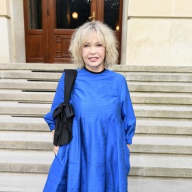 Jana Švandová se dobře cítí také v metalické královsky modré barvě.