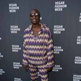 Durek Verrett patří k velmi kontroverzním osobnostem. Prohlašuje se za šamana šesté generace, pocházejícího z velmi zámožné rodiny, a pořádá webináře o sexuální výdrži. Většinu jeho výroků rodina vehementně popírá.