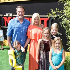 Tori Spelling má s exmanželem Deanem McDermottem pět dětí - Liama, Stellu, Hattie, Finna a Beaua. Poslední jmenovaný na snímku z roku 2017 chybí.