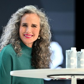 Přirozené šediny a přirozené kudrny herečky Andie MacDowell jsou pověstné nejen v Hollywoodu. Andie věříme i přirozenou délku její impozantní kštice.