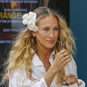 Dlouhé vlnité vlasy zdobí i mimo roli Carrie Bradshaw herečku Sarah Jessiku Parker. Přirozeně vyhlížející zdravé vlny jsou její jasnou ozdobou.