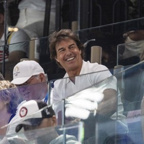 Tom Cruise si dal pohov od natáčení akčňáků na sportovní gymnastice. Podpořit přišel americkou favoritku Simone Biles.