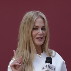 Medově blond vlasy herečky Nicol Kidman také nebývají kratší než po lopatky. A to jí prosím táhne už na osmapadesát.