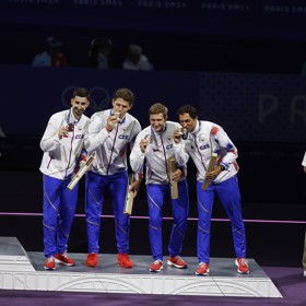 Čeští kordisté převzali bronzové medaile na olympiádě v Paříži. Zleva Martin Rubeš, Jakub Jurka, Michal Čupr a Jiří Beran.