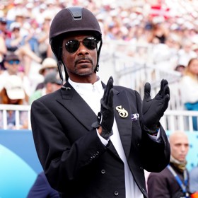 Skutečnou hvězdou byl z celebrit ale rapper Snoop Dogg, který se na olympiádě prostě baví (a vydělává). Takhle dorazil na parkur.