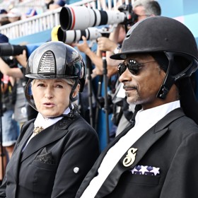 Společnost mu dělala stejně stylově oděná americká podnikatelka Martha Stewart.