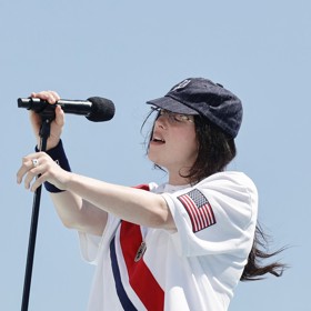 Billie Eilish prý poslouchá i mnoho fanoušků se stejným onemocněním.
