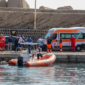 Luxusní jachta na Sicílii se potopila.