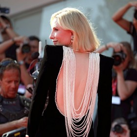 Závěs perel ozdobil hluboký dekolt na zádech herečky Cate Blanchett, která ohromila Benátky v sametovém overalu Armani Privé.