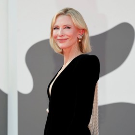 Cate Blanchett sametový model s hlubokým dekoltem doplnila také perlovými šperky.