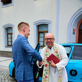 Farář popřál odvážlivcům šťastnou cestu a s jeho požehnáním by elektroauto mělo dojet až pro pozdrav od papeže Františka.