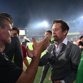 Tomáš Rosický po postupu zavítal na hrací plochu.