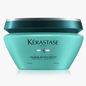 Šampon doplňuje pečující maska, kterou Jana používá pravidelně jednou týdně. (Maska, Resistance Extencioniste, Kérastase, 1 189 Kč/200 ml)