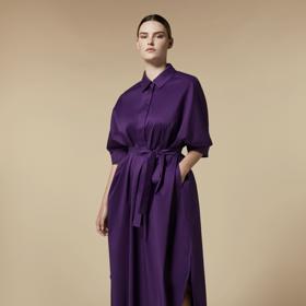 Mezi další z variant bavlněného materiálu který v létě oceníte, je lehoučký popelín. Značka Marina Rinaldi z něj vytvořila vzdušné kaftanové šaty za  5 640 Kč.