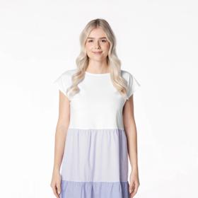 Oblíbeným letním materiálem je jednoznačně bavlna. Ta od české značky CityZen má speciální vlastnosti. Odvádí pot bez vzniku skvrn a navíc může mít podobu i roztomilých šatiček. (1 990 Kč)