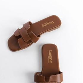 Dostupnou cenovkou se pyšní i tento model značky Capone s písmeno H připomínající soustavou pásků. Jeho cena je 1 599 Kč.