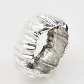 Široký náramek je univerzálním doplňkem, který m oživíte jak letní šaty, tak podzimní pleteniny. Nosit jej můžete na zápěstí nebo na nahé paži. (Reserved, 399 Kč)