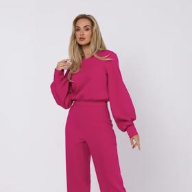 "Podobný elegantní fuchsiový overal s rukávy najdete u značky Made of Emotion, prodává Modivo.cz za 2 570 Kč.