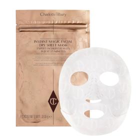 Znovu použitelná suchá plátýnková maska Instant Magic Facial Dry Sheet Mask, Charlotte Tilbury, prodává Sephora, 600 Kč