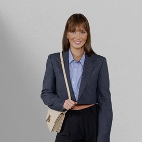 Oversize sako můžete zvolit i v crop verzi, přičemž zkrácená košile ještě víc zdůrazní siluetu přesýpacích hodin.