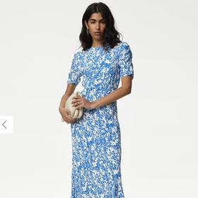 Modro-bílé květinové šaty s krátkým rukávem jsou něco, co si Kate Middleton zamilovala. Tyto z Marks & Spencer vyjdou na 1499 korun.