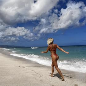 Nela Slováková na pláži. 