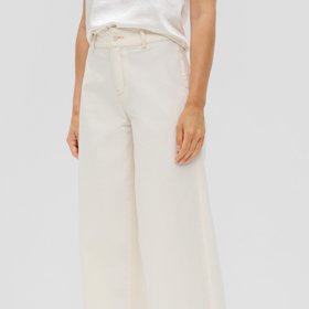 Módní zkrácení neopomíjí ani džínové modely. (s.Oliver, 1 999 Kč)