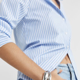 Nemusíte jej nosit na nahé paži, náramkem klidně doplňte klasickou košili a prostor mu dopřejte ohrnutím rukávu. (Stradivarius, 299 Kč)