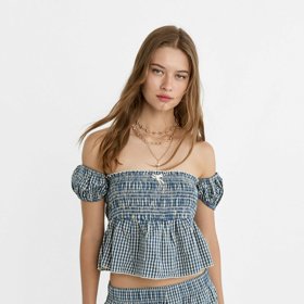 Komplet bloomer šortek a řaseného živůtku je hitem babího léta 2024. (Stradivarius, šortky 449 Kč, top 549 Kč)