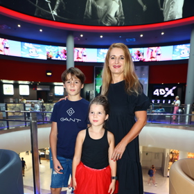 Markéta Muzikářová s dětmi v kině. 