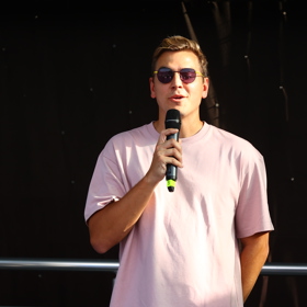 David Gránský na pódiu. 