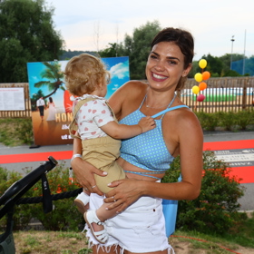 Denisa Pfauserová s dcerkou.