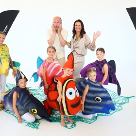 Adéla Gondíková a Dalibor Gondík v obklopení dětí převlečených za rybky.