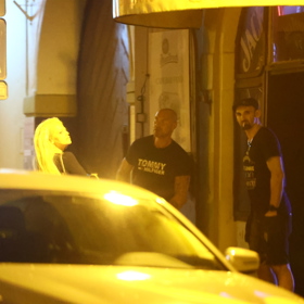 Charlotte Štiková se snoubencem Martinem v centru Prahy.