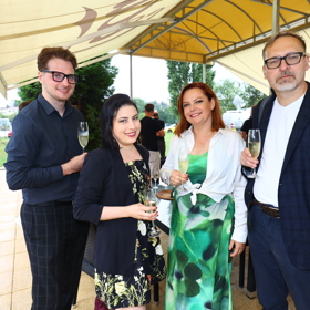 Kvízová dáma z pořadu Na lovu oblékla elegantní zelené šaty.