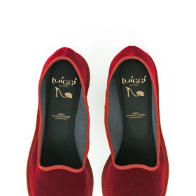 Model si můžete pořídit v mnoha trendy odsgtínechm třeba tomto mavě červeném provedení. (Prodává Zalando.cz, 2 449 Kč)