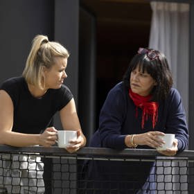 Bára se do Ulice není zrovna v nejlepším rozpoložení. Manžel ji totiž vyměnil za mladší ženu... 