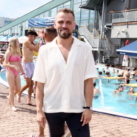 Moderátor Josef Mádle vyrazil k vodě v černých šortkách, bílých teniskách a bílé košili.