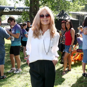 Moderátorka doladila vzdušné kalhoty a košili ikonickými teniskami, slunečními brýlemi a křížkem na koženém řemínku.