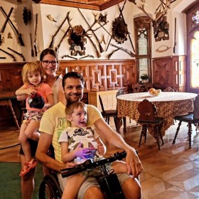 Martin Zach si léto užívá na českých hradech a zámcích.