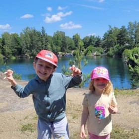 Děti Martina Zacha jsou veselé a plné elánu.