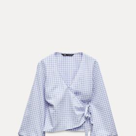 Klasický mílomodrý motiv je univerzálním a slušivým zpracováním vichy kostky. (Zara, 799 Kč)