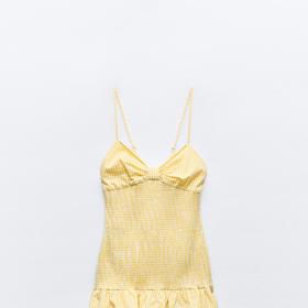 Velmi půvabně působí vichy kostka i v jiných barvách, třeba v trendy vanilkově žluté. (Šaty, Zara, 849 Kč)